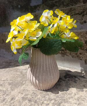 Vase béton cannelé pailleté avec bouquet de fleurs jaunes, décoration minérale artisanale.